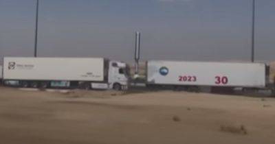 В Газу въехали грузовики с гуманитарной помощью: палестинцы недовольны (видео)