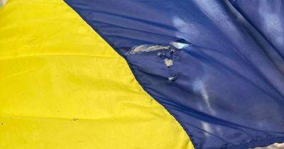 Грозит до 65 тысяч гривен штрафа: в Одессе молодой человек разорвал флаг Украины (фото)
