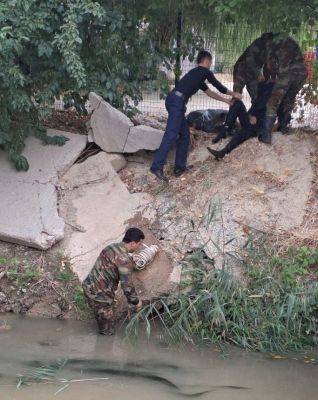 Сотрудники МЧС спасли мужчину, который упал в один из каналов Ташкента