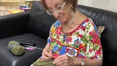 Забота бабушки: 90-летняя Бланка вяжет теплые шапки для солдат ЦАХАЛа