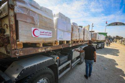 Со всего мира везут гуманитарную помощь в сектор Газы. Израиль вновь призвал бежать из Газы на юг