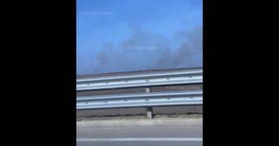 В Крыму снова горит: вблизи военного аэродрома заметили дым, — росСМИ (видео)