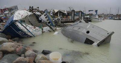 Отмена рейсов, разрушения и жертвы: шторм "Бабет" обрушился на северную часть Европы