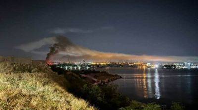 В Севастополе раздались взрывы и виден дым: что известно