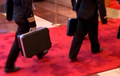 В ГУР рассказали о содержании чемоданов, которые носят за Путиным
