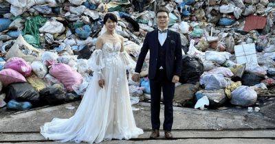 "Пока мусор не разлучит нас": супружеская пара "устроила" необычную свадьбу на свалке