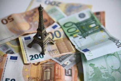 Курс евро на Московской бирже упал ниже 100 рублей впервые с 12 сентября