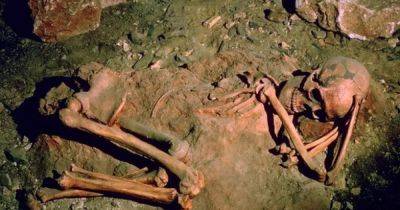Жили и умирали в пещерах: когда люди впервые начали хоронить своих мертвецов