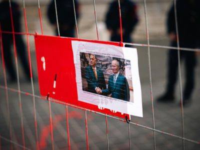 Оскорбил героев венгерской революции: оппозиция облила офис Орбана красной краской из-за его встречи с путиным