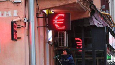 Евро на Московской бирже упал ниже 100 рублей впервые с 12 сентября