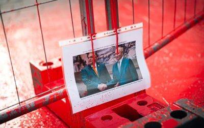 В Будапеште оппозиционеры облили красной краской забор возле офиса Орбана