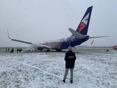 В России пассажирский самолет не смог затормозить при посадке - фото и подробности
