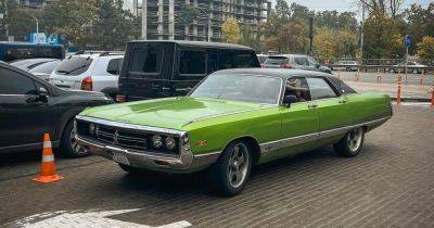 Раритетный гигант: в Киеве заметили роскошное американское авто 70-х (фото)