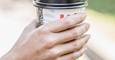 Врачи призывают не пить кофе и чай из бумажных стаканчиков: в чем опасность