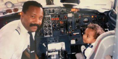 Последний рейс совершили вместе. В детстве мужчина сделал фото со своим папой-пилотом и воссоздал его через 30 лет, когда повзрослел