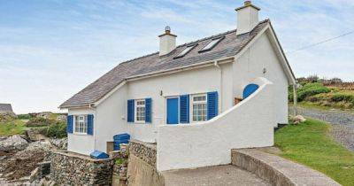 На острове в Уэльсе за "безумную цену" продают дом, в который невозможно попасть (фото)