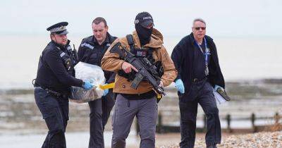В Англии четвертый пакет с кокаином прибило к берегу: местные жители ждут новых партий (фото)