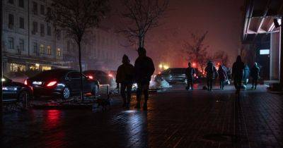"Этой зимой будут бомбить больше": украинцы готовятся встречать холода без света, — AP