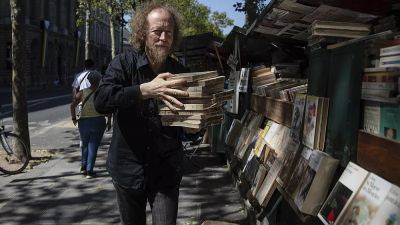 Уличные торговцы исчезнут с улиц Парижа, в том числе и книготорговцы