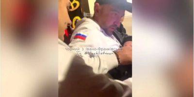 Пришлось сжечь. В Ивано-Франковске мужчина разгуливал с флагом РФ, утверждая, что он «французский» — видео