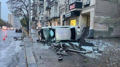 В Киеве легковушка врезалась в людей на остановке