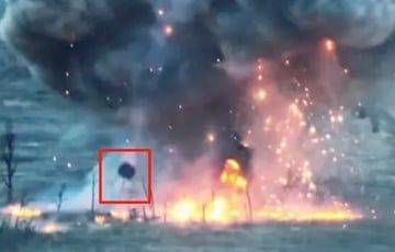 Отлетели гусеница и башня: зрелищный подрыв российского танка в Донецкой области