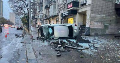 В центре Киева авто влетело в остановку: есть пострадавшие
