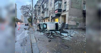 Водитель не справился с управлением: в центре Киева авто влетело в людей на остановке