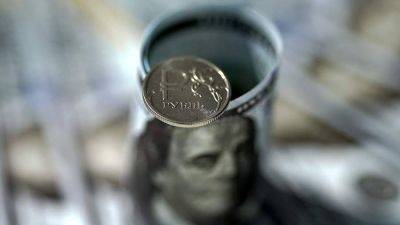 Курс доллара на Мосбирже опустился ниже 93 рублей
