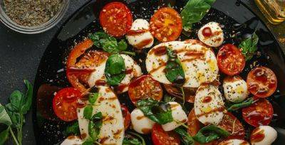 Итальянская вкусность: салат "Капрезе" по рецепту от "Мастер Шеф" получится, как в ресторане