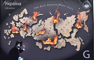 В Киеве возле КГГА появилась фотозона с картой России - фото