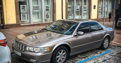 Гость из 90-х: в Украине заметили редкий заряженный седан Cadillac (фото)