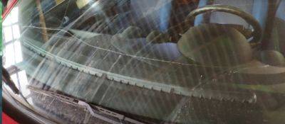 Это пригодится каждому автомобилисту: как без проблем убрать полоски от дворников на лобовом стекле