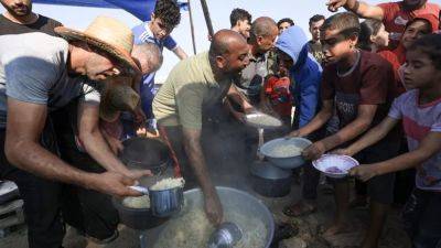 Сектор Газа: страх, дефицит и очереди за хлебом и водой