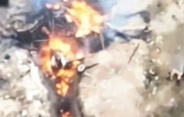 Оккупанты в панике разбегаются из горящего блиндажа, который подожгли украинские