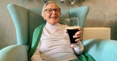 "Пейте пиво и не выходите замуж": 104-летняя британка раскрыла секрет своего долголетия