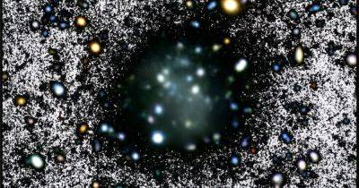 Здесь не видно звезд. Астрономы обнаружили новую почти темную галактику (фото)