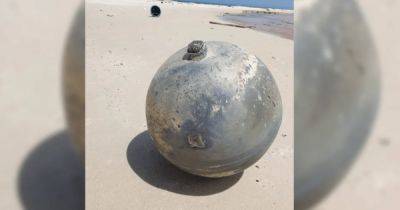 "Из другого мира": таинственный металлический шар выбросило на пляж в Австралии (фото)