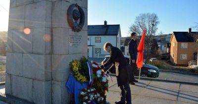 В Норвегии российский генконсул возложил возле мемориала венок в цветах флага РФ (видео)