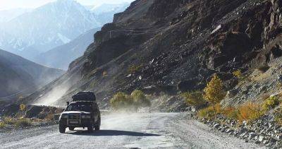 В Таджикистане строят защитные заграждения на горных дорогах