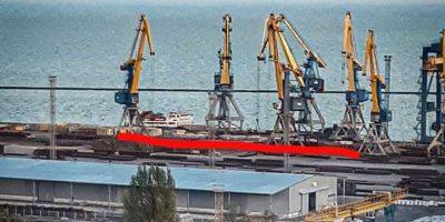 В порт оккупированного Мариуполя зашло российское судно с бетонными плитами для укреплений