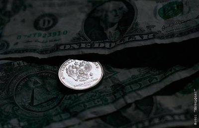 Рубль резко вырос к доллару и евро на решении ЦБ РФ повысить ставку до 15%