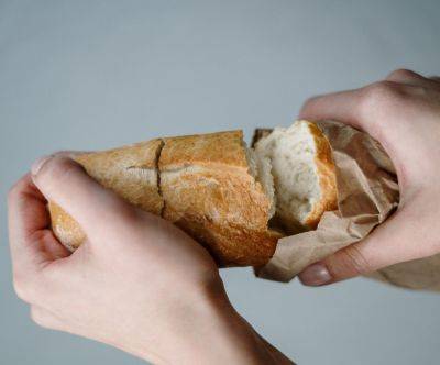 В дом может внезапно прийти беда: почему хлеб нельзя ломать руками или отрывать горбушку