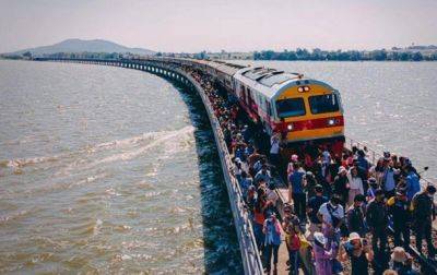 В Таиланде анонсировали запуск "плавающего поезда"