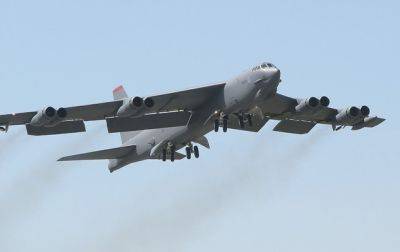 Военные самолеты Китая и США чуть не столкнулись: стороны сделали заявления