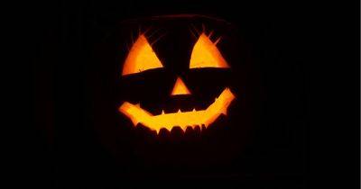 Страшные и вкусные: готовим на Хэллоуин «Ведьмины пальчики» и «Паучки»