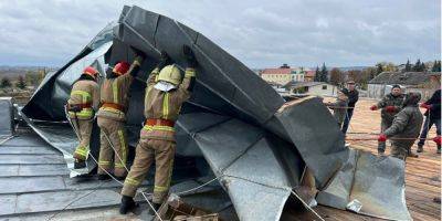 Вільям Бернс - Из-за непогоды повреждена крыша Дубенского замка на Ривненщине: ГСЧС показала фото последствий - nv.ua - Украина - Киев - Ровенская обл. - Дубно - Гсчс