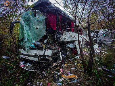 ДТП в Закарпатской области - столкнулись фура и рейсовый автобус, есть погибшие - фото