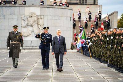 Президент Чехии случайно ударил знаменем военного. Армия ответила шуткой: видео