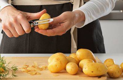 Собирайте в пакет и не выбрасывайте: для чего опытные дачники хранят кожуру от картофеля
